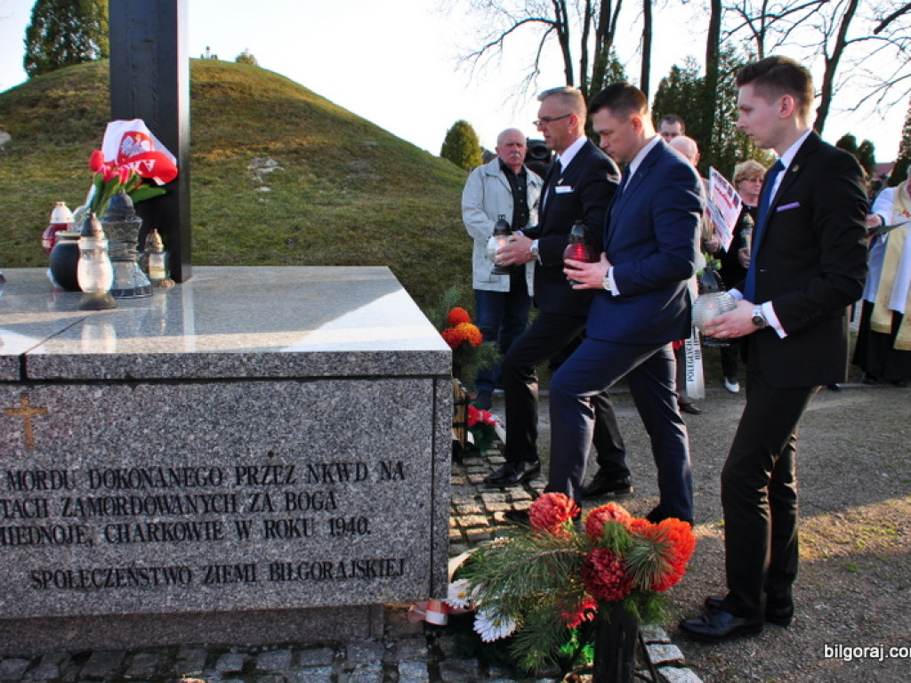 Biłgoraj pamięta o ofiarach zbrodni katyńskiej i ofiarach katastrofy Smoleńskiej (FOTO)