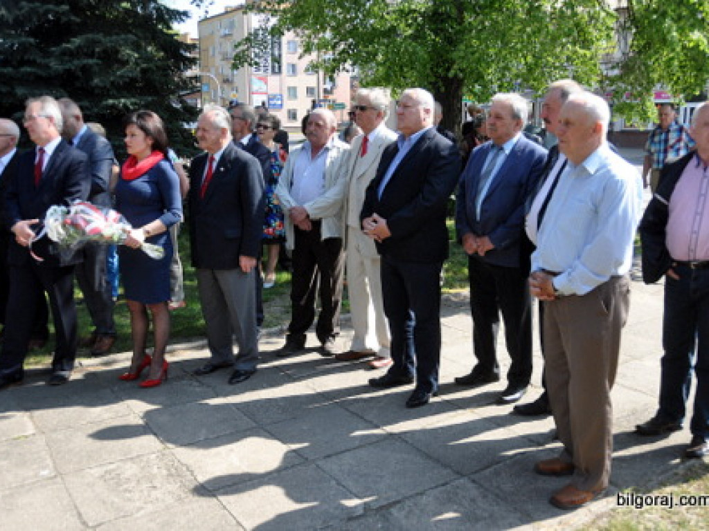 1 Maja Święto Pracy - biłgorajska lewica pod pomnikiem Józefa Dechnika (FOTO)