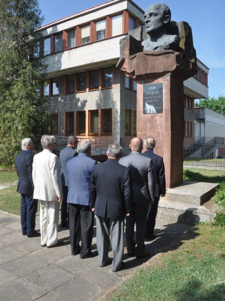 1 Maja Święto Pracy - biłgorajska lewica pod pomnikiem Józefa Dechnika (FOTO)