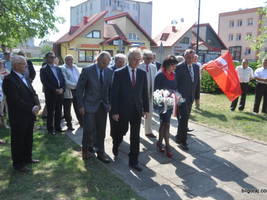 1 Maja Święto Pracy - biłgorajska lewica pod pomnikiem Józefa Dechnika (FOTO)