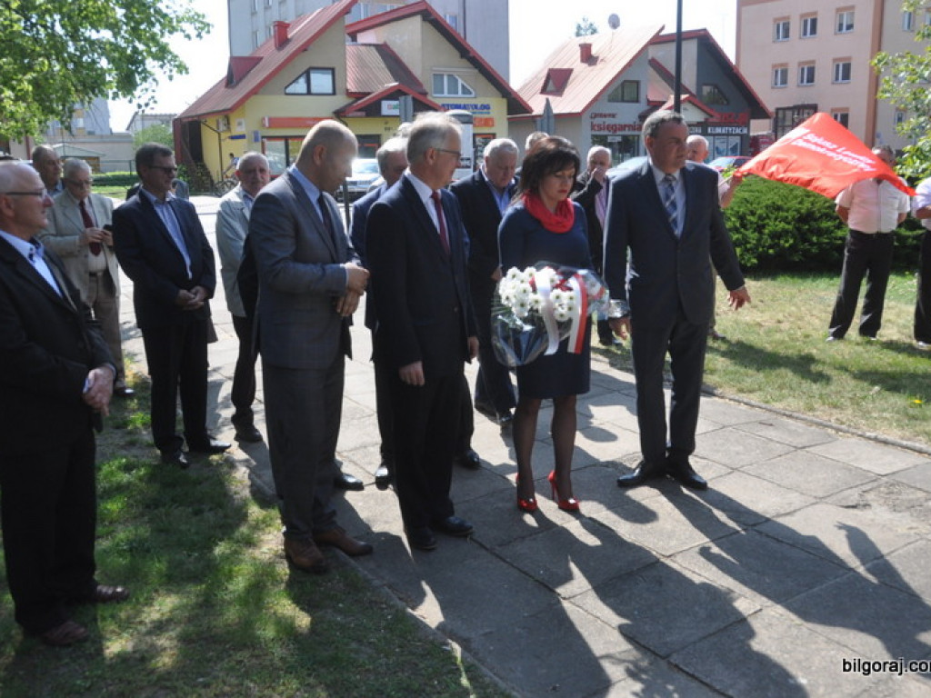 1 Maja Święto Pracy - biłgorajska lewica pod pomnikiem Józefa Dechnika (FOTO)