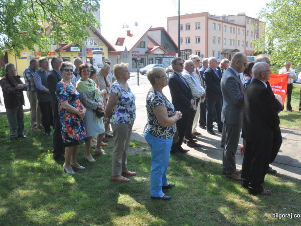 1 Maja Święto Pracy - biłgorajska lewica pod pomnikiem Józefa Dechnika (FOTO)