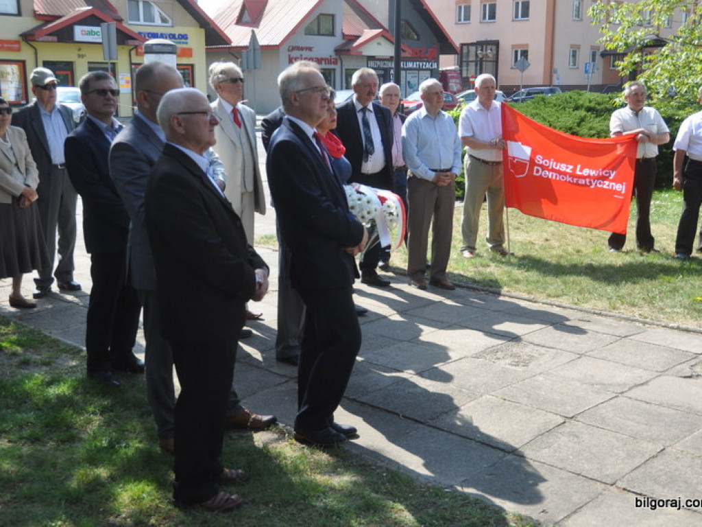 1 Maja Święto Pracy - biłgorajska lewica pod pomnikiem Józefa Dechnika (FOTO)
