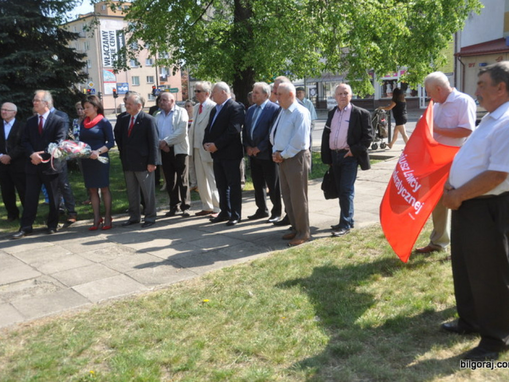 1 Maja Święto Pracy - biłgorajska lewica pod pomnikiem Józefa Dechnika (FOTO)