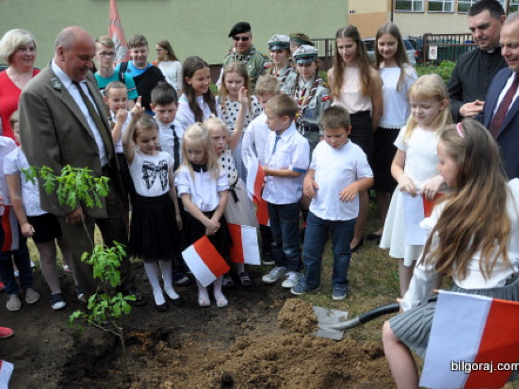 Na pamiątkę 100-lecia odzyskania niepodległości posadzili dąb (FOTO)