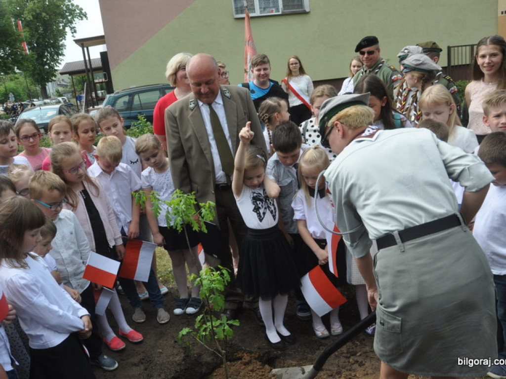 Na pamiątkę 100-lecia odzyskania niepodległości posadzili dąb (FOTO)