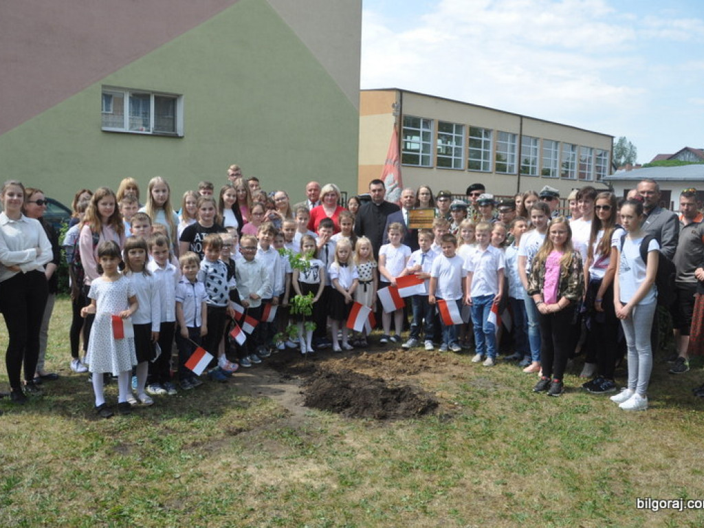 Na pamiątkę 100-lecia odzyskania niepodległości posadzili dąb (FOTO)