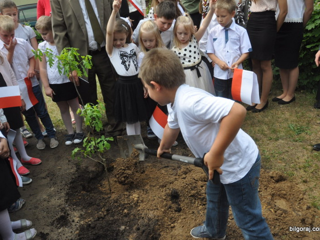 Na pamiątkę 100-lecia odzyskania niepodległości posadzili dąb (FOTO)