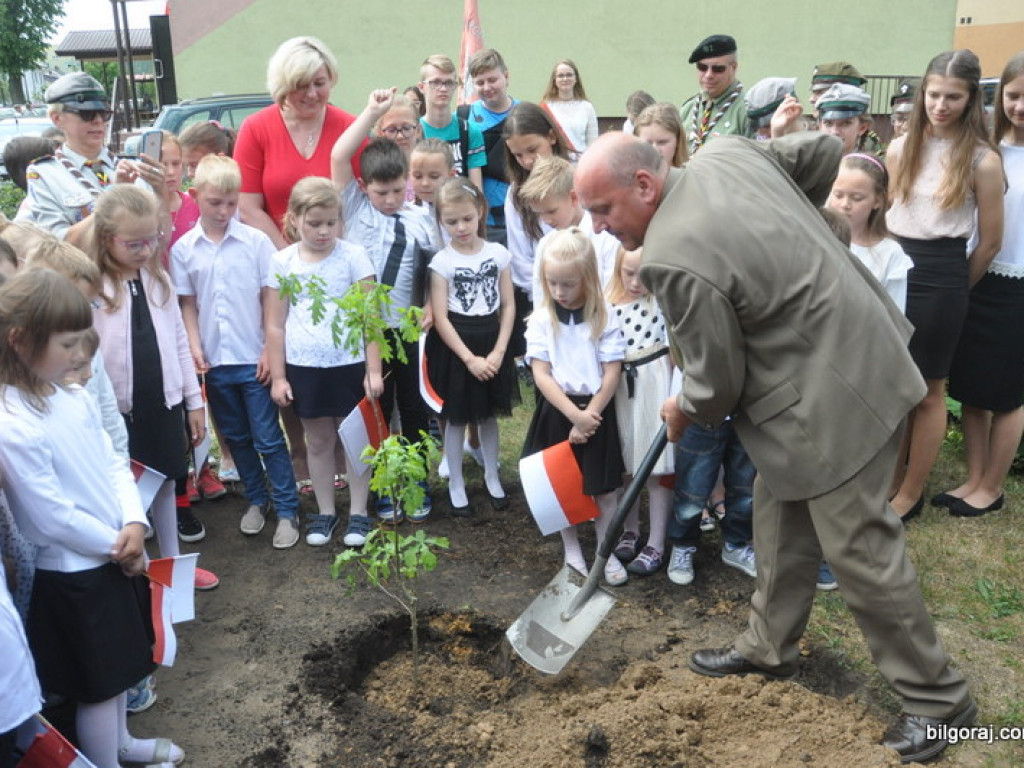 Na pamiątkę 100-lecia odzyskania niepodległości posadzili dąb (FOTO)