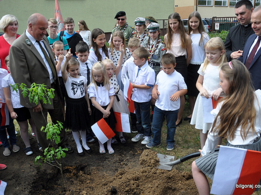 Na pamiątkę 100-lecia odzyskania niepodległości posadzili dąb (FOTO)