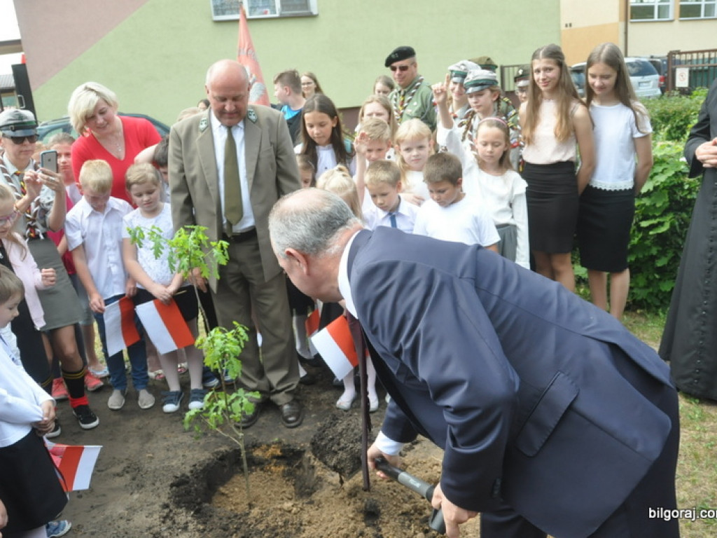 Na pamiątkę 100-lecia odzyskania niepodległości posadzili dąb (FOTO)