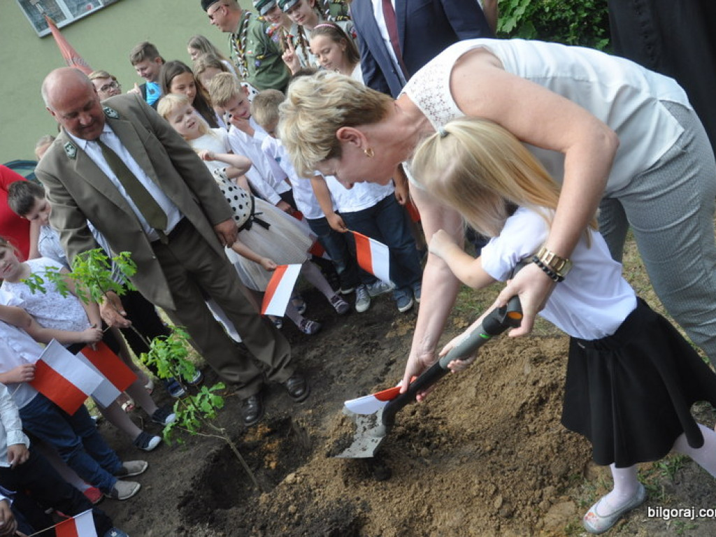 Na pamiątkę 100-lecia odzyskania niepodległości posadzili dąb (FOTO)