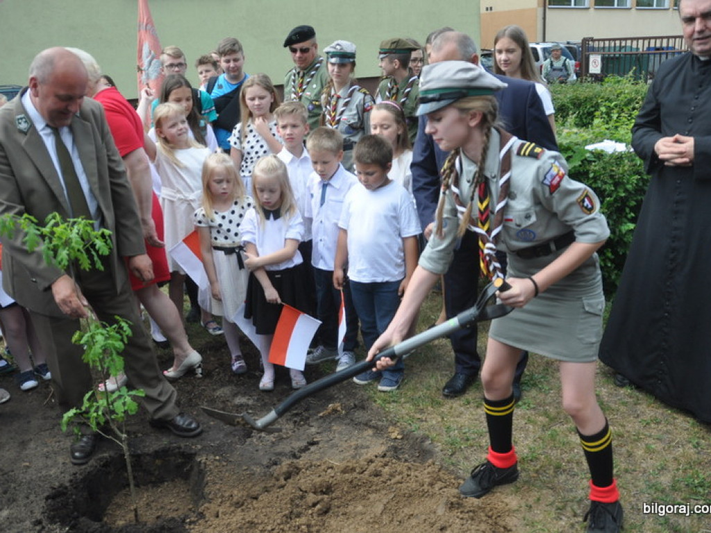 Na pamiątkę 100-lecia odzyskania niepodległości posadzili dąb (FOTO)