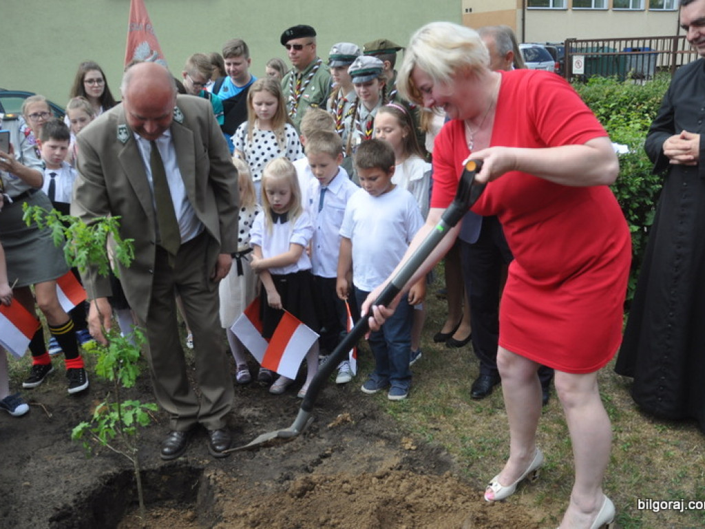 Na pamiątkę 100-lecia odzyskania niepodległości posadzili dąb (FOTO)