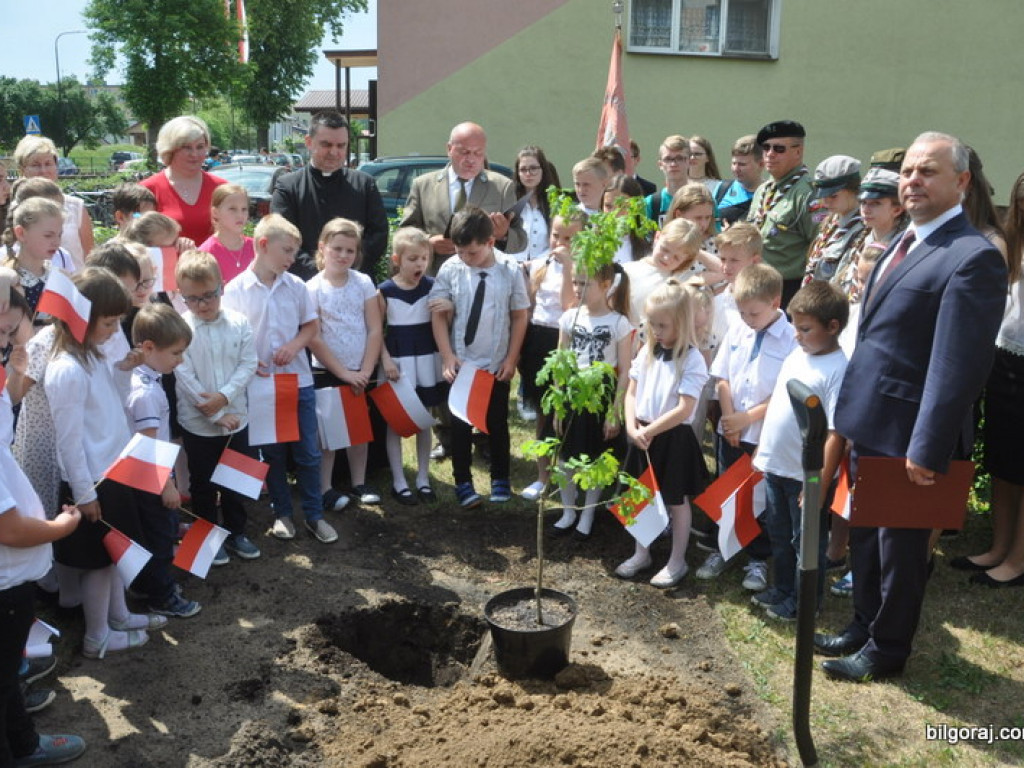 Na pamiątkę 100-lecia odzyskania niepodległości posadzili dąb (FOTO)