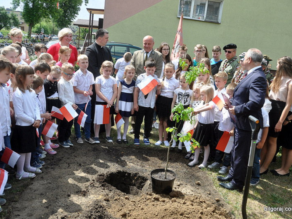 Na pamiątkę 100-lecia odzyskania niepodległości posadzili dąb (FOTO)