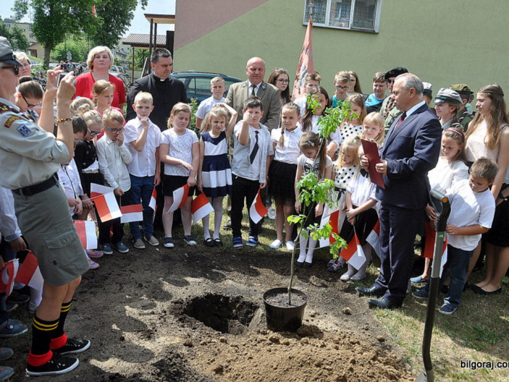 Na pamiątkę 100-lecia odzyskania niepodległości posadzili dąb (FOTO)