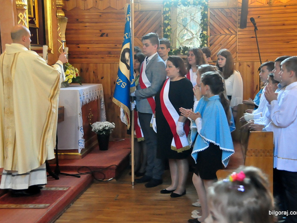Sztandar dla Szkoły Podstawowej w Majdanie Starym (FOTO)