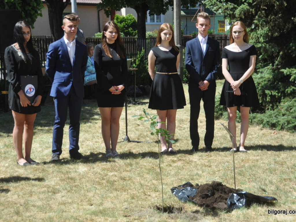 Dąb Niepodległości posadzono przy ZSZiO (FOTO)