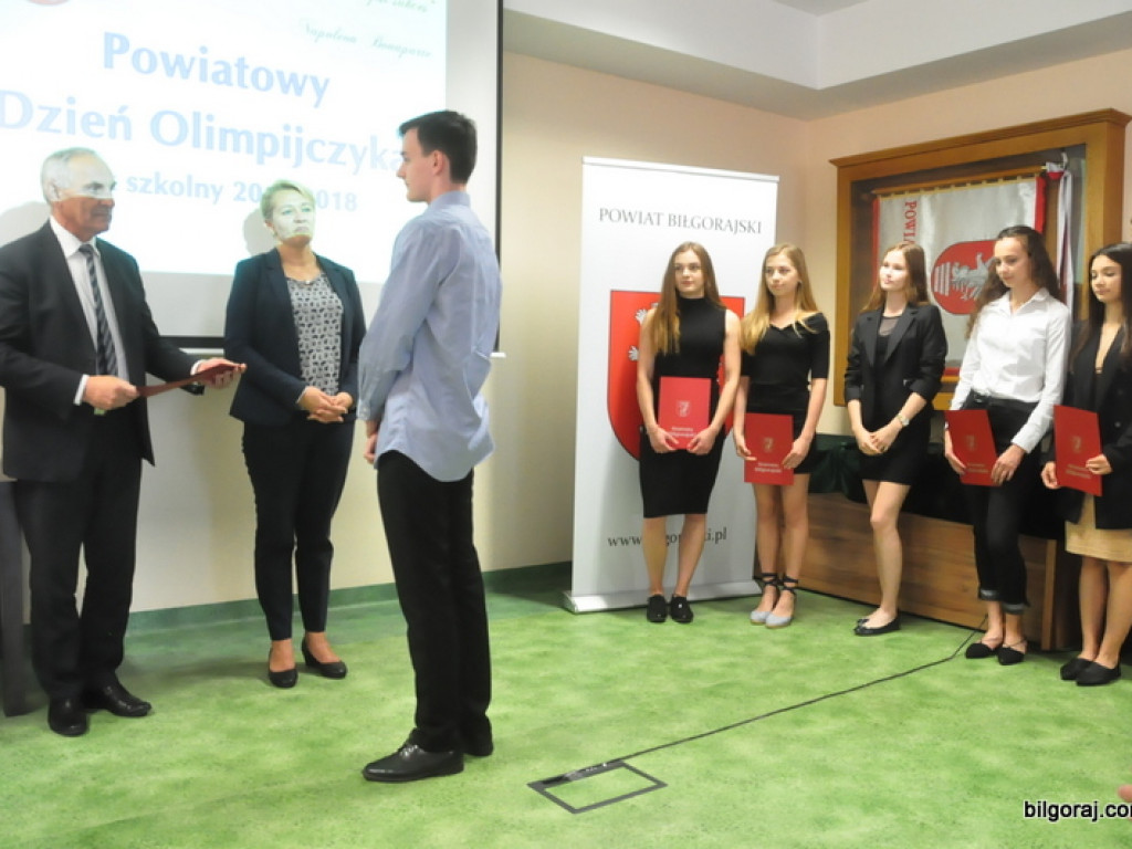 Powiatowy Dzień Olimpijczyka. Uczniowie wyróżnieni za osiągnięcia w nauce (FOTO)