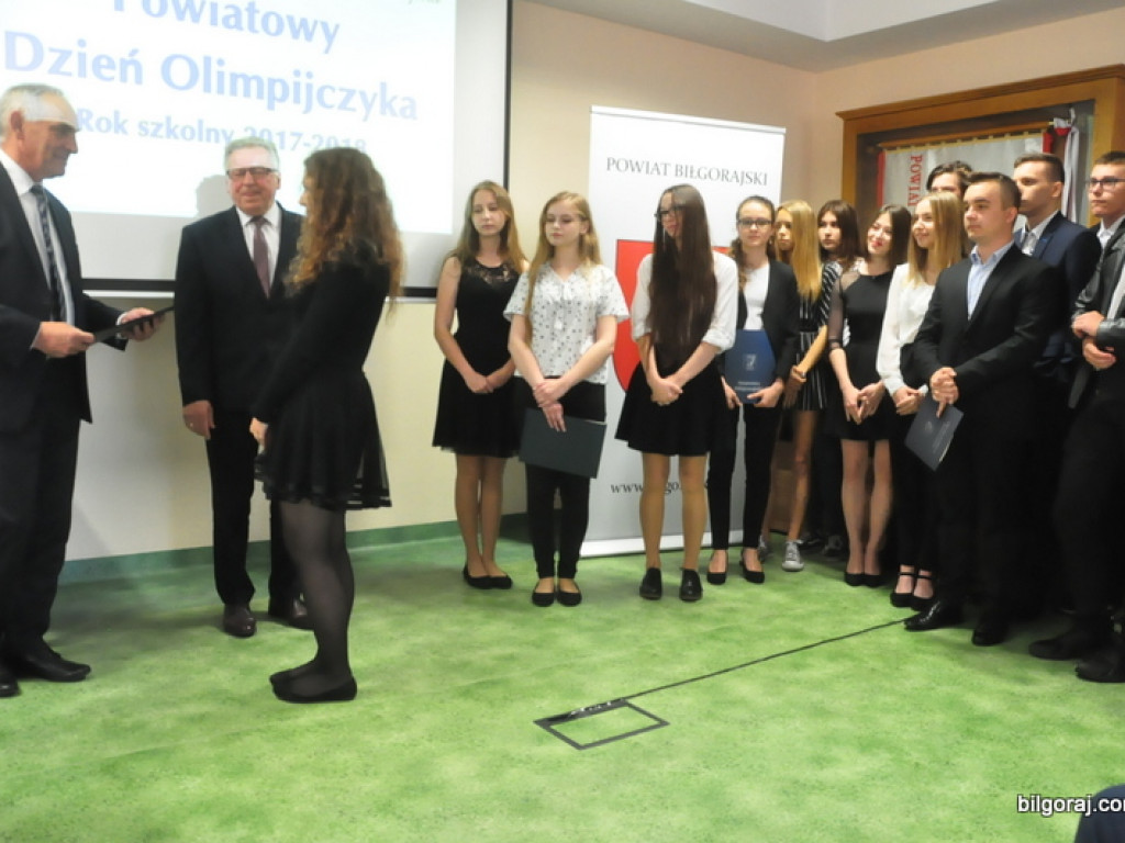 Powiatowy Dzień Olimpijczyka. Uczniowie wyróżnieni za osiągnięcia w nauce (FOTO)