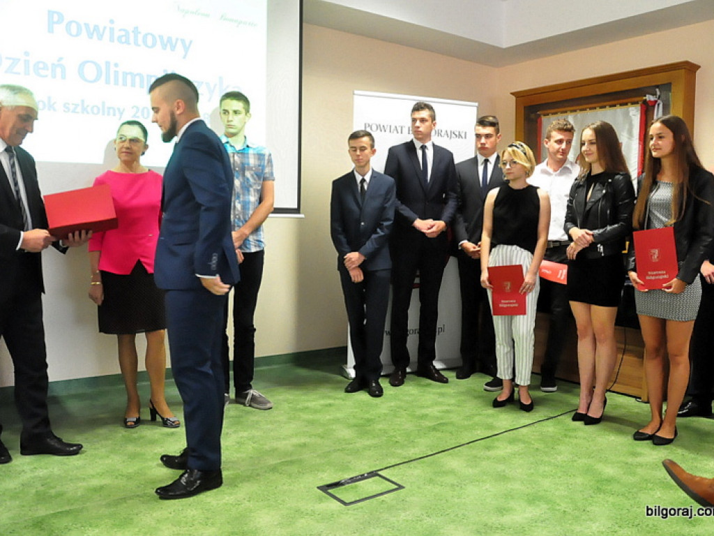 Powiatowy Dzień Olimpijczyka. Uczniowie wyróżnieni za osiągnięcia w nauce (FOTO)