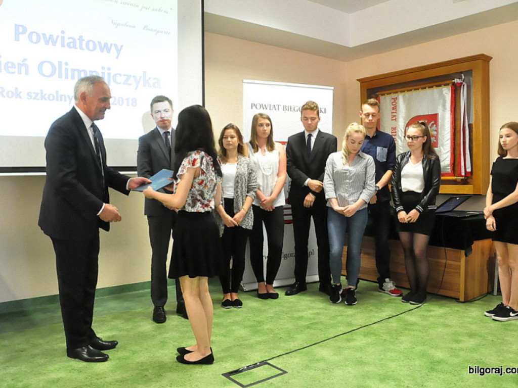 Powiatowy Dzień Olimpijczyka. Uczniowie wyróżnieni za osiągnięcia w nauce (FOTO)