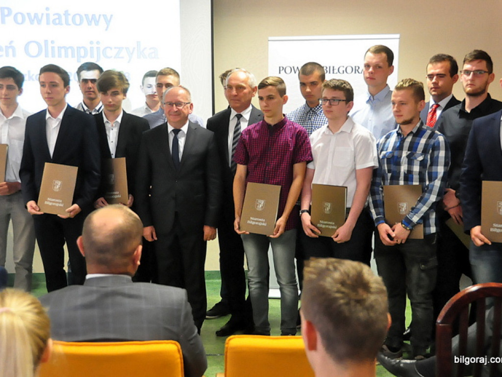 Powiatowy Dzień Olimpijczyka. Uczniowie wyróżnieni za osiągnięcia w nauce (FOTO)
