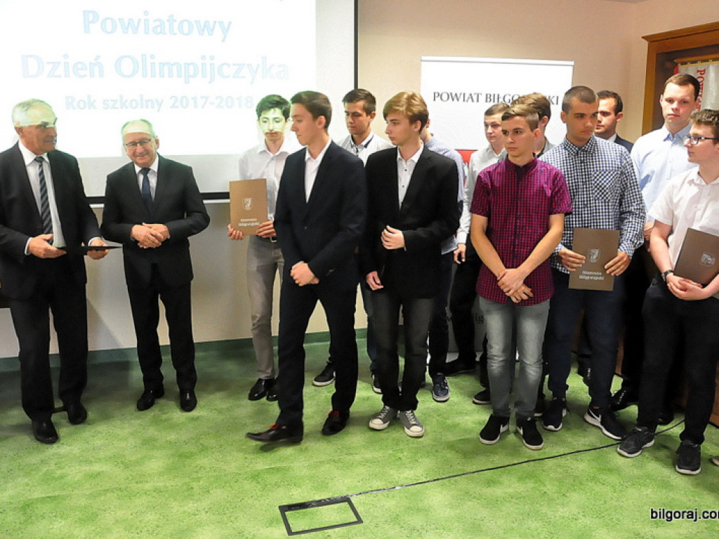 Powiatowy Dzień Olimpijczyka. Uczniowie wyróżnieni za osiągnięcia w nauce (FOTO)