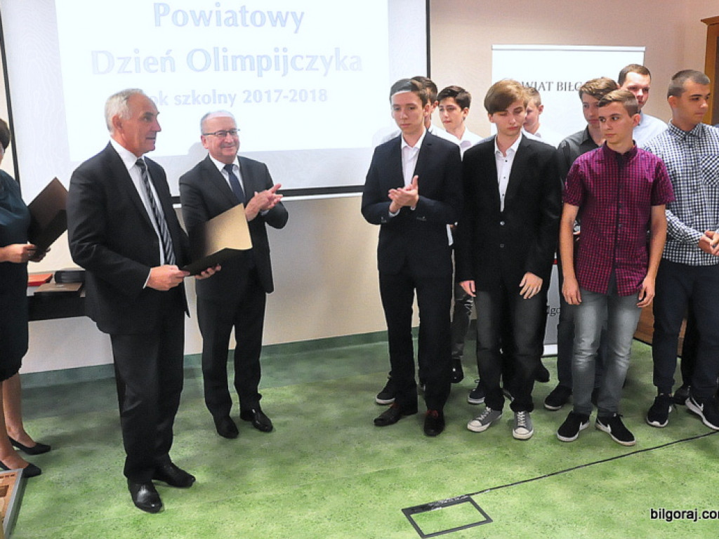 Powiatowy Dzień Olimpijczyka. Uczniowie wyróżnieni za osiągnięcia w nauce (FOTO)