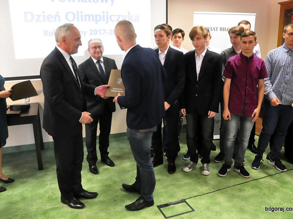 Powiatowy Dzień Olimpijczyka. Uczniowie wyróżnieni za osiągnięcia w nauce (FOTO)