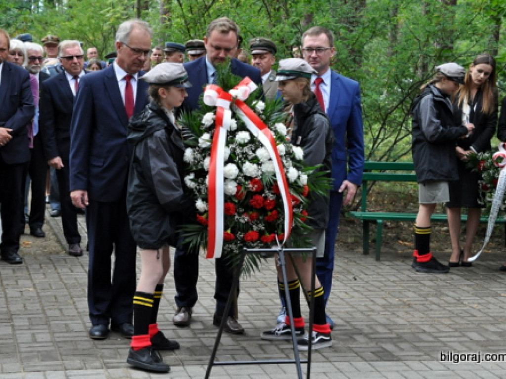 Biłgoraj pamięta o mordzie partyzantów w lesie Rapy (FOTO)