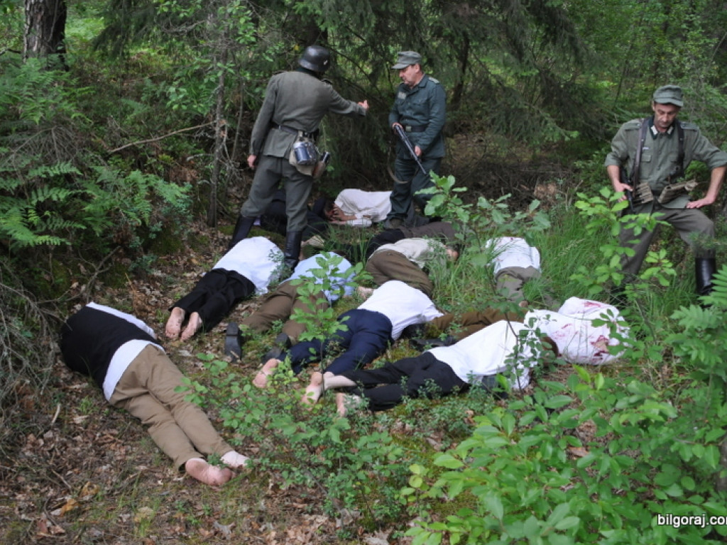 Biłgoraj pamięta o mordzie partyzantów w lesie Rapy (FOTO)