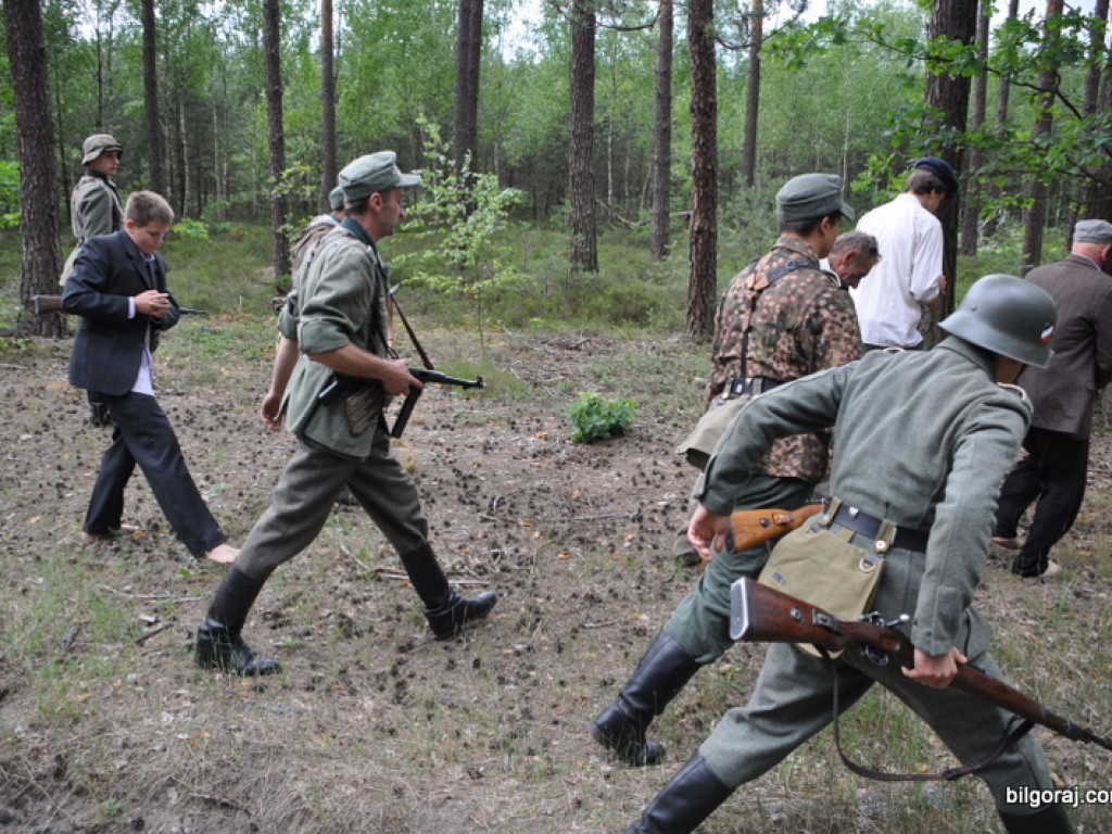 Biłgoraj pamięta o mordzie partyzantów w lesie Rapy (FOTO)