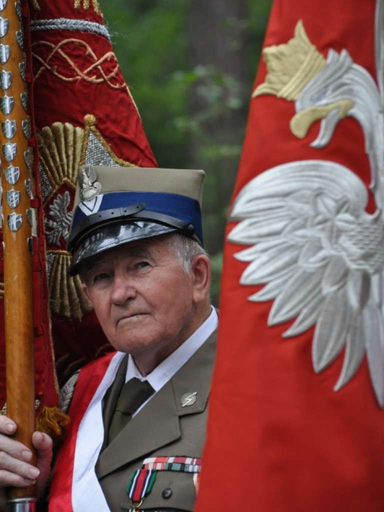 Biłgoraj pamięta o mordzie partyzantów w lesie Rapy (FOTO)