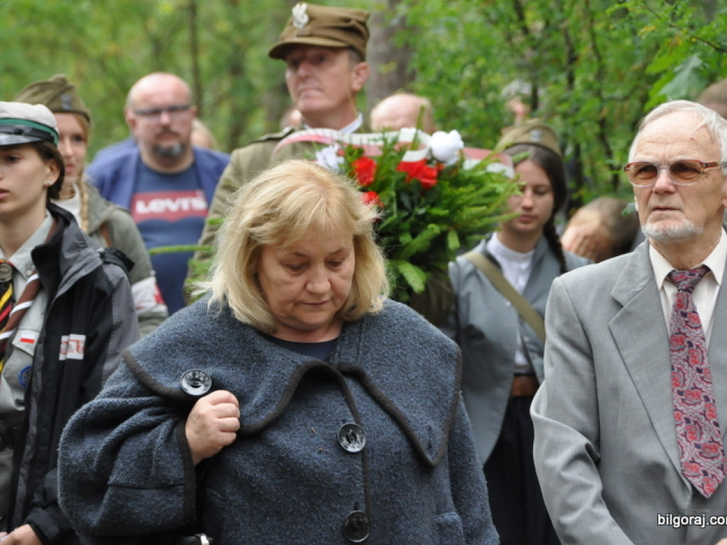 Biłgoraj pamięta o mordzie partyzantów w lesie Rapy (FOTO)
