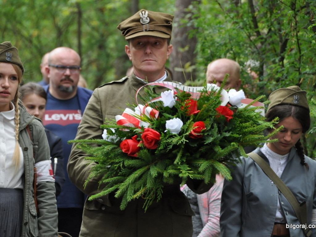Biłgoraj pamięta o mordzie partyzantów w lesie Rapy (FOTO)