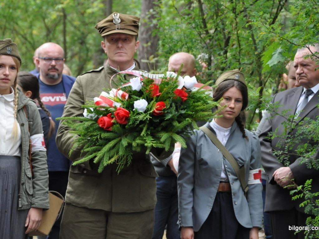 Biłgoraj pamięta o mordzie partyzantów w lesie Rapy (FOTO)
