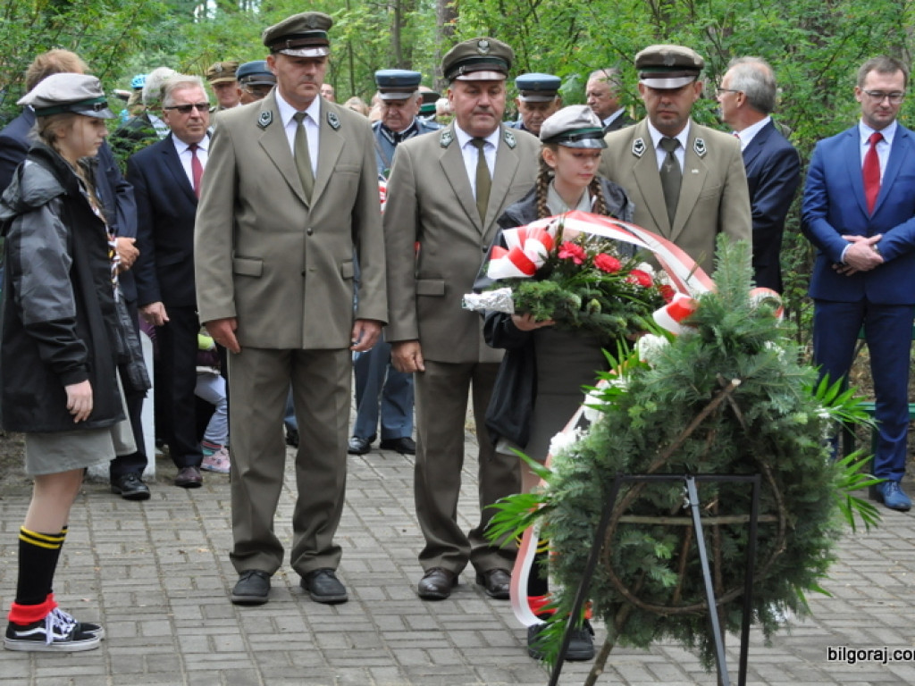 Biłgoraj pamięta o mordzie partyzantów w lesie Rapy (FOTO)