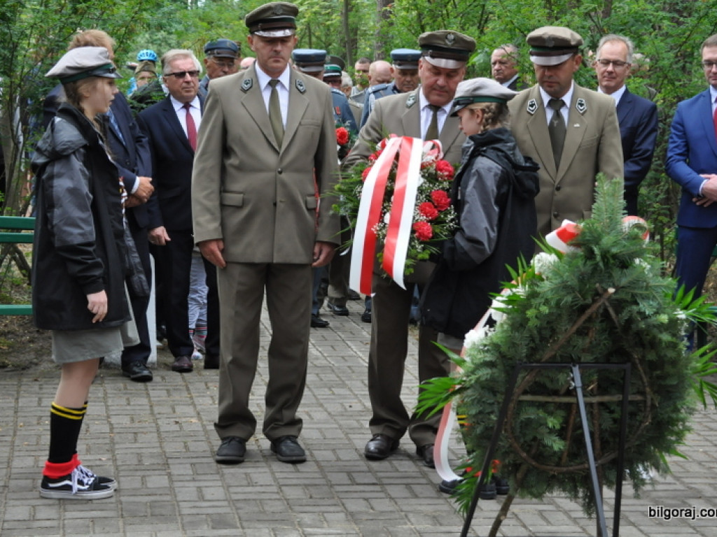 Biłgoraj pamięta o mordzie partyzantów w lesie Rapy (FOTO)