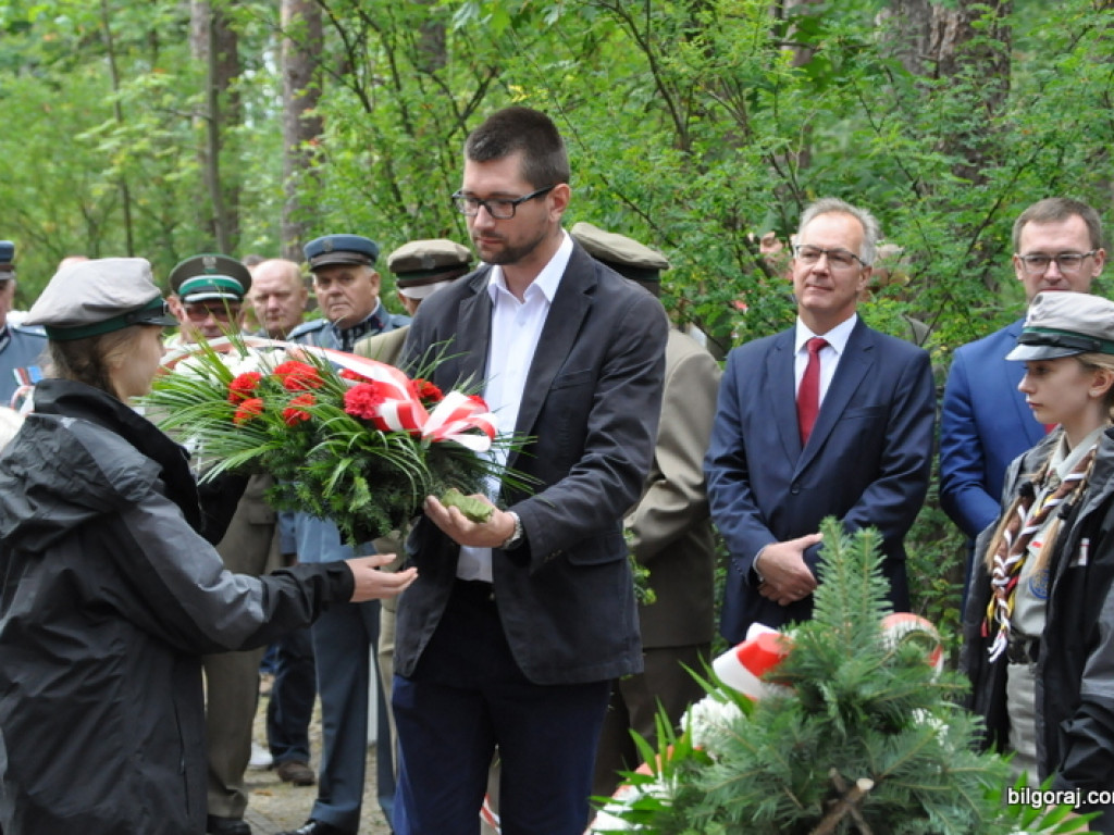 Biłgoraj pamięta o mordzie partyzantów w lesie Rapy (FOTO)