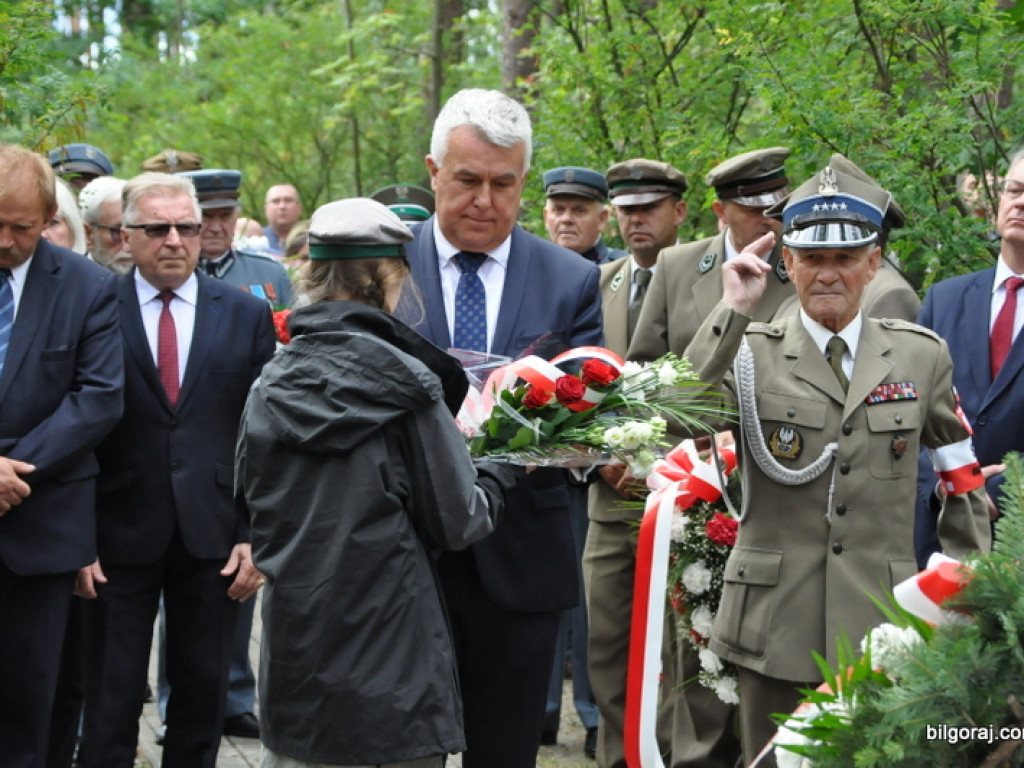 Biłgoraj pamięta o mordzie partyzantów w lesie Rapy (FOTO)