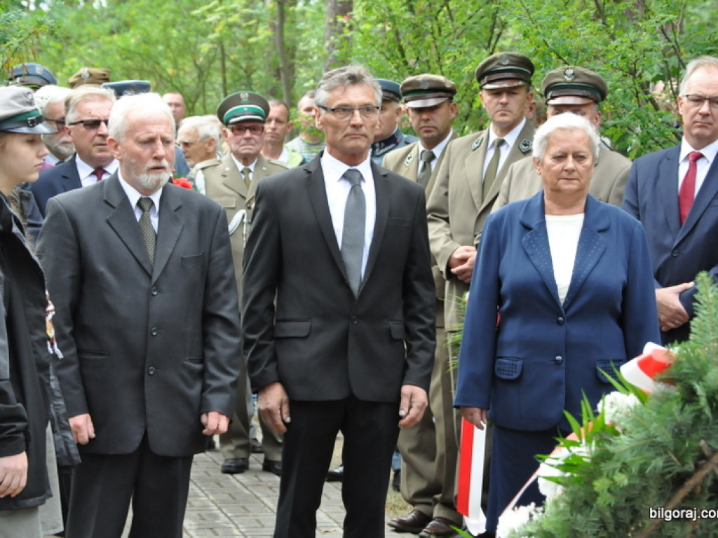 Biłgoraj pamięta o mordzie partyzantów w lesie Rapy (FOTO)
