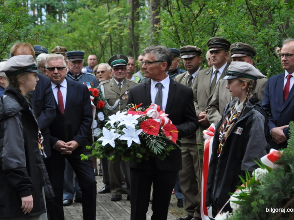 Biłgoraj pamięta o mordzie partyzantów w lesie Rapy (FOTO)