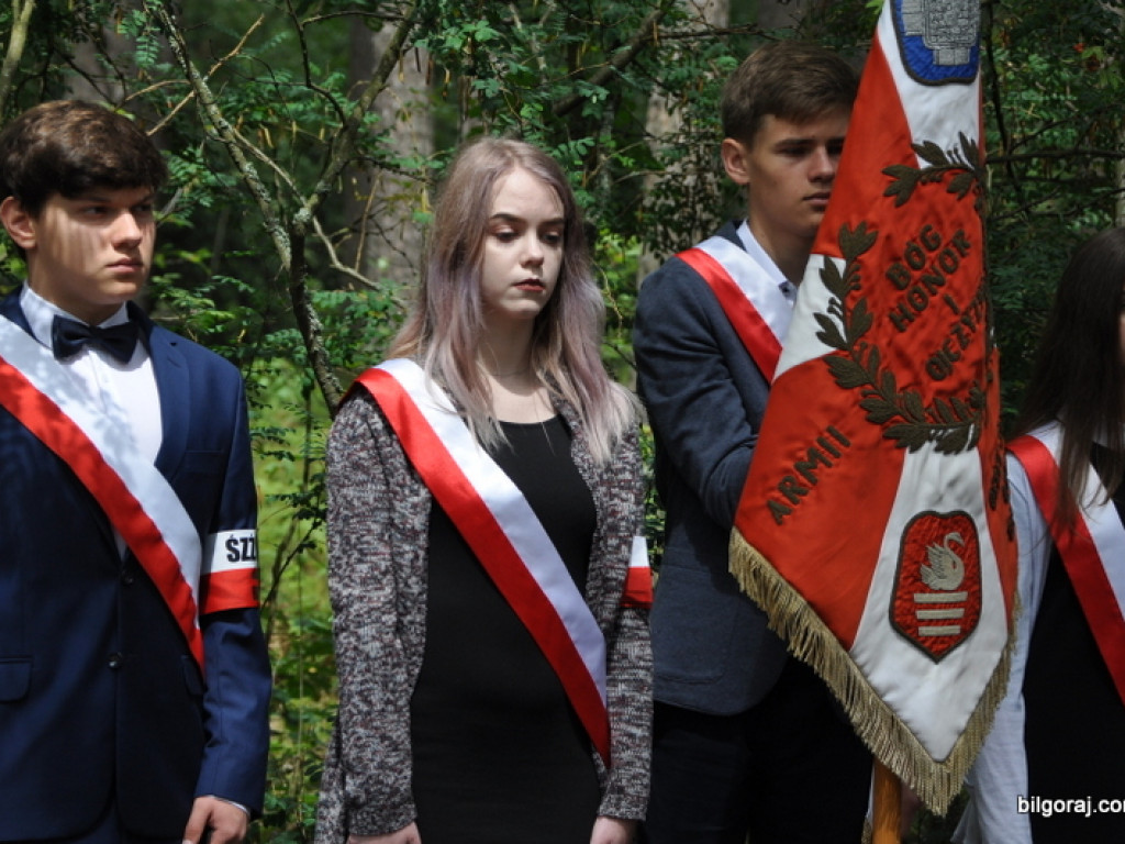 Biłgoraj pamięta o mordzie partyzantów w lesie Rapy (FOTO)