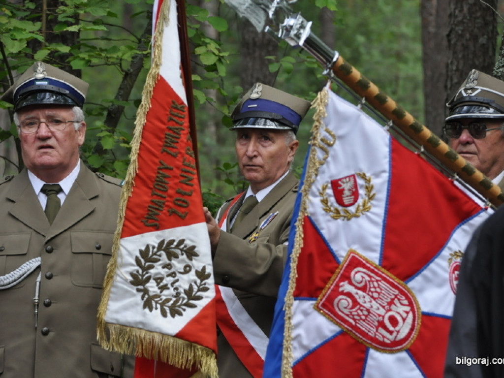 Biłgoraj pamięta o mordzie partyzantów w lesie Rapy (FOTO)