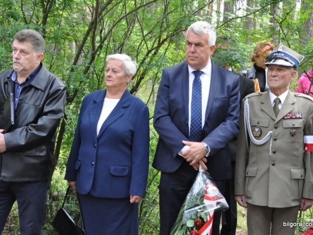 Biłgoraj pamięta o mordzie partyzantów w lesie Rapy (FOTO)