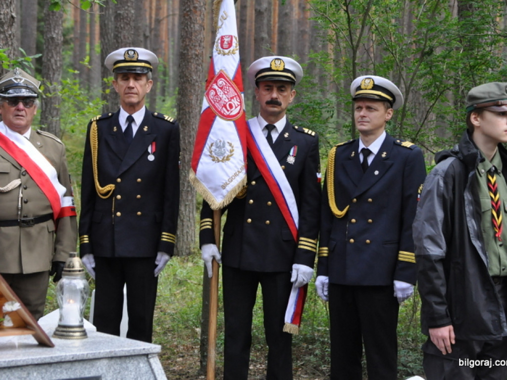 Biłgoraj pamięta o mordzie partyzantów w lesie Rapy (FOTO)