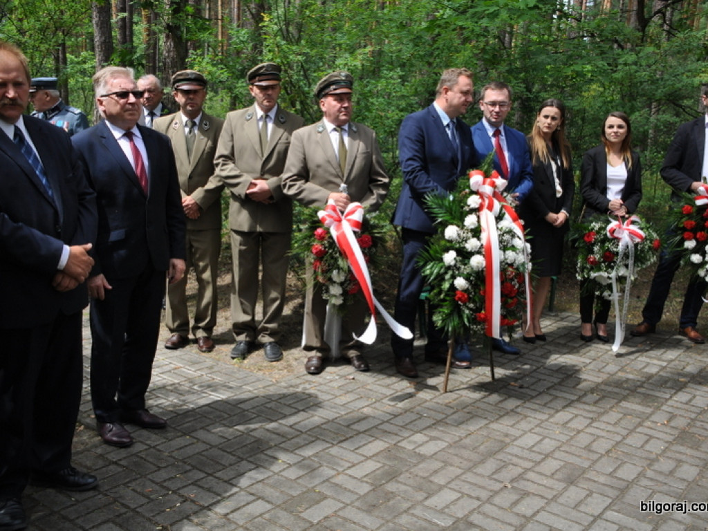Biłgoraj pamięta o mordzie partyzantów w lesie Rapy (FOTO)
