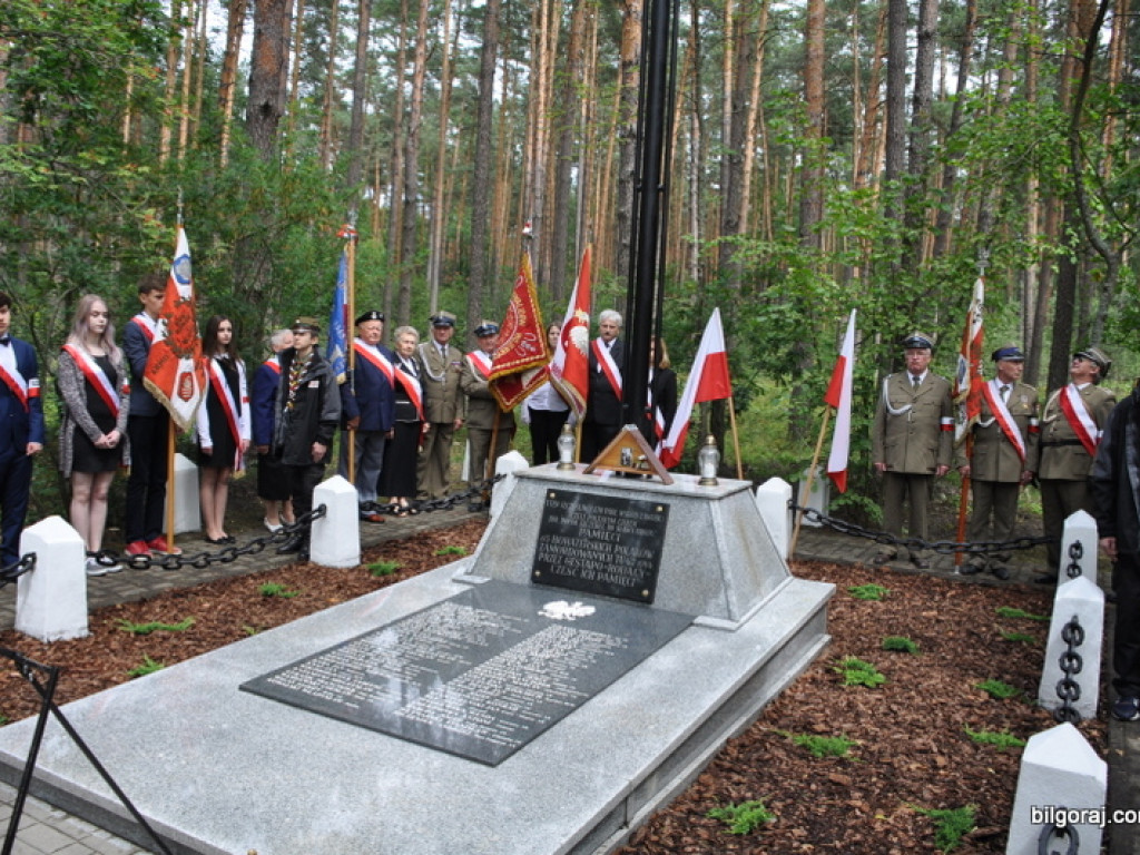 Biłgoraj pamięta o mordzie partyzantów w lesie Rapy (FOTO)
